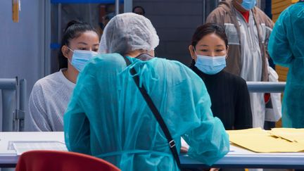 Une infirmière du Centre de santé de la ville de Nanterre (Hauts-de-Seine) s'entretient avec des habitantes, le 6 mai 2020. (JEROME LEBLOIS / HANS LUCAS / AFP)