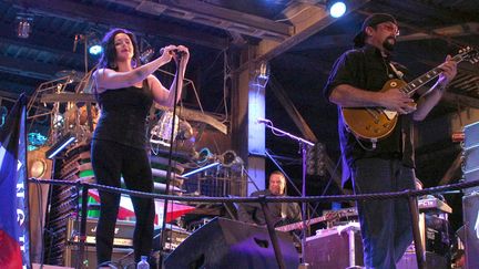 Steven Seagal, casquette vissée sur la tête et guitare, en concert à Sébastopol le 10 août 2014
 (Yuri Lashov / AFP)