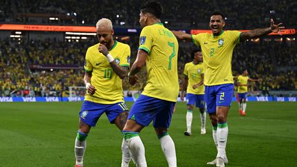 La joie de Neymar et des Brésiliens face à la Corée du Sud, le 5 décembre 2022. (PABLO PORCIUNCULA / AFP)