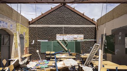 Les débris d'une école dévastée par le cyclone Chido à Mayotte, le 24 décembre 2024. (PATRICK MEINHARDT / AFP)