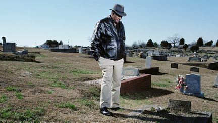 David Baker, 65 ans, devant la tombe de son frère Terry, mort à 16 ans d’une tumeur du cerveau et d’un cancer des poumons causés par l’exposition aux PCB à Anniston.
 (rencontre d&#039;Arles Avec l’aimable autorisation de l’artiste.)