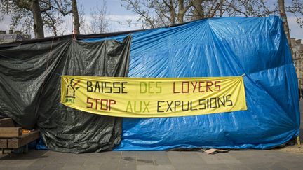 Des tentes installées par l'association Droit au logement (DAL), où dormaient des personnes mal-logées,&nbsp;le 11 avril 2015 à Paris. (MAXPPP)