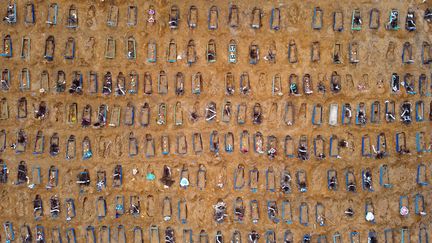 Vue aérienne du cimetière de Nossa Senhor Aparecida, à Manaus, au Brésil.&nbsp; (MICHAEL DANTAS / AFP)