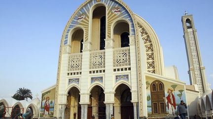 des dizaines de prêtres et de garçons d'autel vêtus de robes rouges, blanches et dorées ont entouré le pape Tawadros II pour la célébration du jubilé d’or de la cathédrale Saint-Marc d’Abbassia au Caire, le 18 novembre 2018.
 
 (Ahmed Abdelfattah / DPA / AFP)