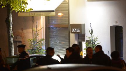 Des policiers devant la bijouterie o&ugrave; un braqueur a &eacute;t&eacute; tu&eacute;, le 28 novembre 2013, &agrave; S&eacute;zanne (Marne). (HERVE OUDIN / AFP)