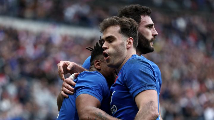 Les Bleus célèbrent l'essai de Danty face au pays de Galles, lors du Tournoi des six nations, le 18 mars 2023. (ANNE-CHRISTINE POUJOULAT / AFP)