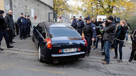 Nicolas Sarkozy arrive en voiture au palais de justice de Bordeaux, le 22 novembre 2012. (JEAN-PIERRE MULLER / AFP)