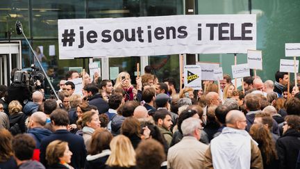 Un rassemblement de soutien aux salariés d'i-Télé, le 25 octobre 2016, devant le siège de la chaîne à Boulogne-Billancourt (Hauts-de-Seine). (SIMON GUILLEMIN / HANS LUCAS / AF¨P)