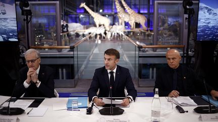 Le Premier ministre norvégien, Jonas Gahr Store, le président français, Emmanuel Macron, et le diplomate Olivier Poivre d'Arvor, lors du Sommet pour les pôles au Muséum d'histoire naturelle à Paris, le 10 novembre 2023. (YOAN VALAT / AFP)