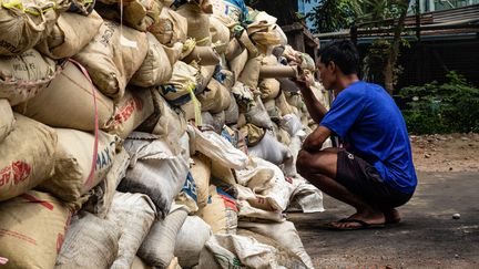 Une photo anonyme lors d'une manifestation contre le coup d'État militaire dans le canton de Thaketa à Yangon. (HANDOUT / FACEBOOK / AFP)