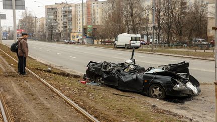 Un véhicule civil détruit par&nbsp;des soldats russes à Kiev. (SERGII KHARCHENKO / NURPHOTO VIA AFP)