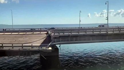 Capture d'écran de la chaîne Crimea24TV montrant le pont de Crimée endommagé à la suite d'une attaque, le 17 juillet 2023. (CRIMEA24TV / AFP)