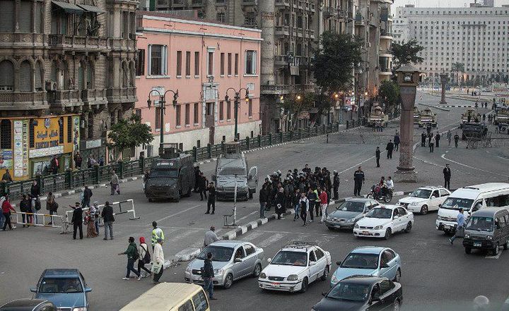 La police bloque la Place Tahrir, symbole de la révolution de 2011 pour y éviter des manifestations consécutives à l'acquittement de l'ancien dictateur Moubarak. (Ahmed Ismail / ANADOLU AGENCY)