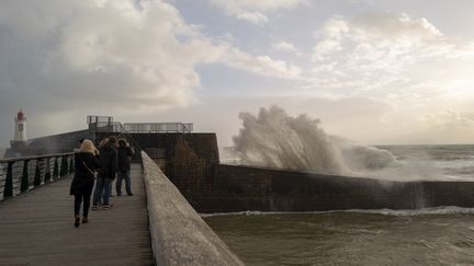 Une vague vient s'écraser sur la côte vendéenne, le 31 décembre 2023 aux Sables-d'Olonne (Vendée). (SERGE TENANI / HANS LUCAS / AFP)