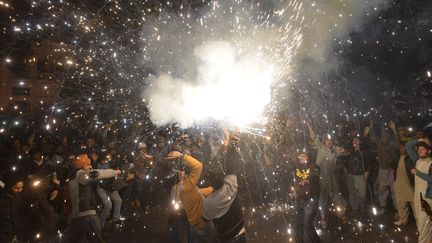 Ces Pakistanais font des étincelles avec leurs feux d'artifice lancés à Lahore. (ARIF ALI / AFP)