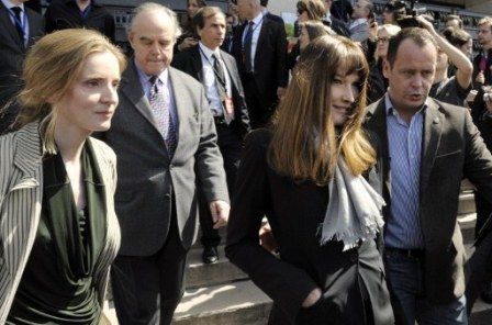 Nathalie Kosciusko-Morizet et Carla Bruni assistent au discours de Nicolas Sarkozy, place du Trocadéro à Paris, le 1er mai 2012. (AFP - Philippe Wojazer)