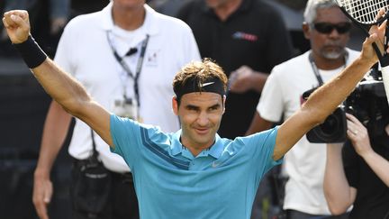 Roger Federer lors du tournoi de de Stuttgart (Allemagne), le 16 juin 2018. (THOMAS KIENZLE / AFP)