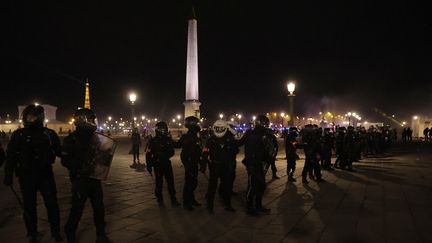 Des forces de l'ordre interviennent place de la Concorde, à Paris, le 16 mars 2023. (THOMAS SAMSON / AFP)