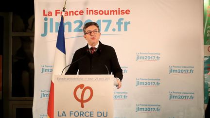 Présidentielle : deux tiers des "Insoumis" ne voteront pas pour Macron