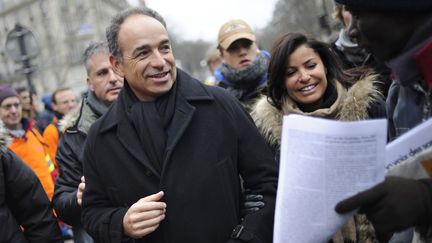 Le d&eacute;put&eacute; UMP Jean-Fran&ccedil;ois Cop&eacute; et sa femme Nadia lors d'une manifestation contre le mariage pour tous &agrave; Paris, le 13 janvier 2013. (FRED DUFOUR / AFP)