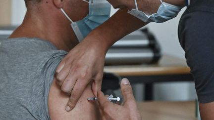 Pour un certain nombre de personnes immunodéprimées, le vaccin contre le Covid-19 n'a aucun effet. Elles ne produisent pas d'anticorps, selon les données récentes de la Haute autorité de santé. (DENIS CHARLET / AFP)