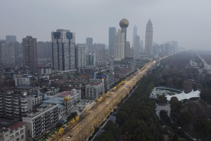 Vue aérienne de la ville de Wuhan (Chine) aux avenues&nbsp;complètement vides, le 27 janvier 2020.&nbsp; (HECTOR RETAMAL / AFP)