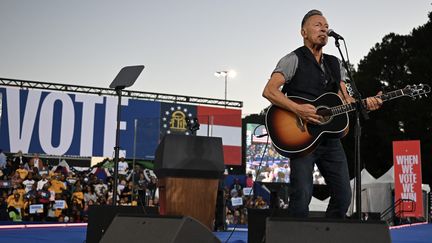 Bruce Springsteen sur scène, lors d'un rassemblement électoral soutenant la vice-présidente américaine et candidate démocrate à la présidentielle Kamala Harris, au stade James R Hallford, à Clarkston, en Géorgie (États-Unis), le 24 octobre 2024. (DREW ANGERER / AFP)