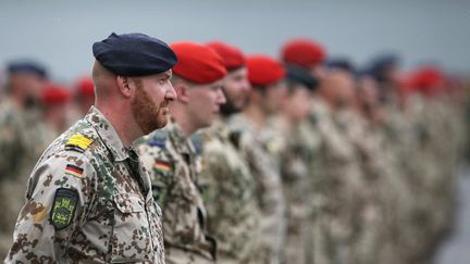 Des soldats allemands avant leur départ pour l'Afghanistan, le 4 juin 2020 à Burg, en Allemagne. (RONNY HARTMANN / DPA)