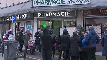 Face au trop grand nombre de cas positifs dans les écoles françaises, le gouvernement aurait décidé d'alléger le protocole sanitaire pour les enfants. (CAPTURE ECRAN / FRANCEINFO)