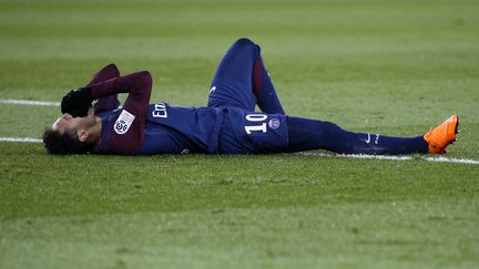 Le Brésilien Neymar au sol lors du match de Ligue 1 PSG-OM, au Parc des Princes, le 25 février 2018. (GEOFFROY VAN DER HASSELT / AFP)