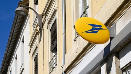 Le logo de La Poste, le 14 septembre à Lyon (Rhône). Image illustrative. (MATTHIEU DELATY / HANS LUCAS)