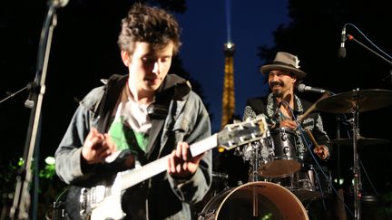 Spectacle d'un groupe le 21 juin 2015 devant la tour Eiffel à Paris, à l'occasion de la fête de la musique. (LUDOVIC MARIN / AFP)