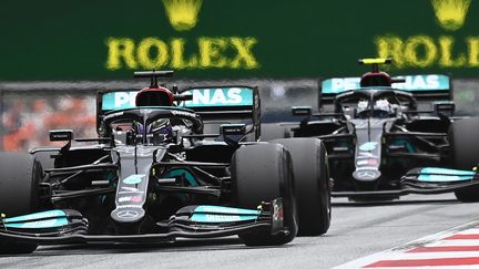 Les Mercedes de Valtteri Bottas et Lewis Hamilton ont terminé respectivement 2e et 4e du GP d'Autriche, dimanche 4 juillet 2021. (JOE KLAMAR / AFP)