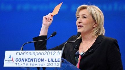 Marine Le Pen sort son carton rouge (PHILIPPE HUGUEN / AFP)