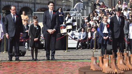 François Hollande et Justin Trudeau se tiennent devant le Coquelicot géant de la paix, inauguré à Arras pour le centenaire de la bataille d'Arras (9 avril 2017)
 (Philippe Huguen / Pool / AFP)