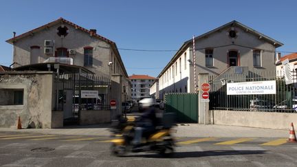 Un commissariat de Nice (Alpes-Maritimes), photographi&eacute; le 11 d&eacute;cembre 2014. (JEAN-CHRISTOPHE MAGNENET / AFP)