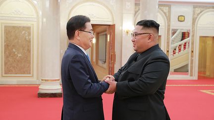 Un émissaire de la Corée du Sud, Chung Eui-yong serre la main du leader nord-coréen Kim Jong-un à Pyongyang, le 5 septembre 2018.&nbsp; (THE BLUE HOUSE / AFP)