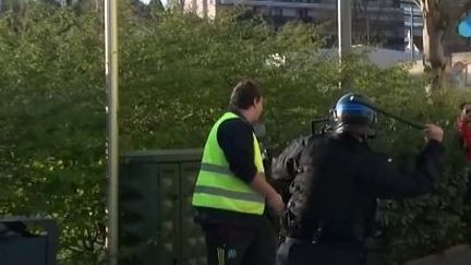 Capture d'écran de la vidéo, où l'on voit un "gilet jaune" se faire matraquer par un policier à Besançon (Doubs) le 30 mars 2019. (MEDIA 25 / RADIO BIP - EMMA AUDREY)