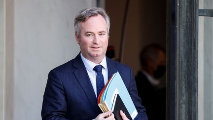 Jean-Baptiste Lemoyne,&nbsp;le 10 novembre 2021, à la sortie de l'Elysée, à Paris. (LUDOVIC MARIN / AFP)