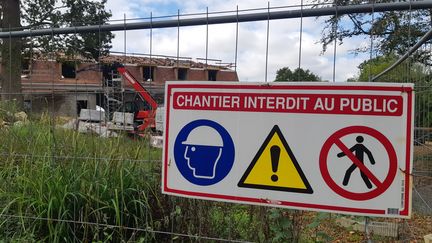 Un panneau sur un chantier.&nbsp; (OIHANA LARZABAL / RADIO FRANCE)