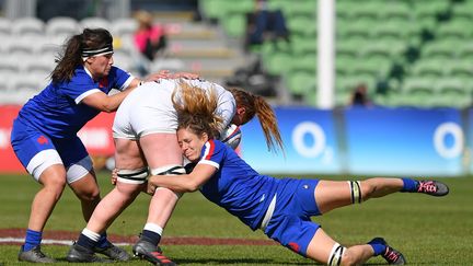 La joueuse du XV de France Marjorie Mayans en train de plaquer l'Anglaise Cath O'Donnell le 24 avril 2021 à Londre lors du tournoi des six nations. (JUSTIN TALLIS / AFP)