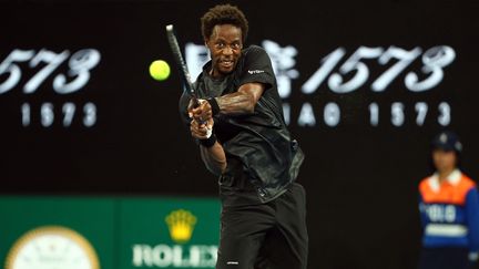 Gaël Monfils lors de son huitième de finale de l'Open d'Australie, face à Miomir Kecmanovic, dimanche 23 janvier. (AARON FRANCIS / AFP)