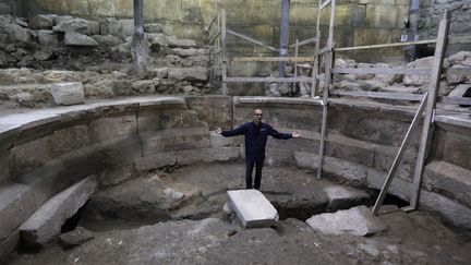 L'archéologue Joan Uziel le 16 octobre 2017, dans le bâtiment romain circulaire mis au jour au pied du Mur des lamentations dans la vieille ville de Jérusalem.
 (mehanhem Kahana / AFP)