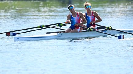 Claire Bové et Laura Tarantola, pendant une épreuve d'aviron des Jeux de Paris, le 28 juillet 2024 à Vaires-sur-Marne (Seine-et-Marne). (MONTIGNY PHILIPPE / KMSP)