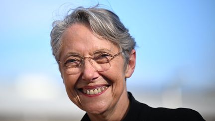 Elisabeth Borne, lors de son dernier jour sur l'île de la Réunion, le 13 mai 2023. (EMMANUEL DUNAND / AFP)