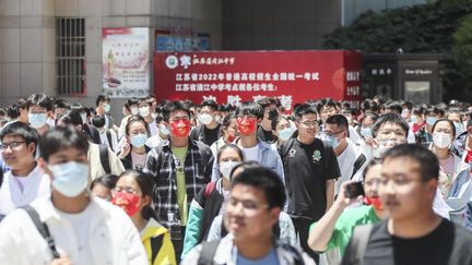 Des étudiants après leur premier examen lors de la première journée de l'examen national d'entrée à l'université, connu sous le nom de "gaokao", à Huaian, dans la province chinoise du Jiangsu, le 7 juin 2022. (STR / AFP)