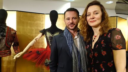 Frédéric Fontan et Agnès Letestu devant les costumes de l'Opéra de Paris, en février 2019
 (Corinne Jeammet)