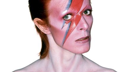 "La photo de la pochette d'Aladdin Sane est peut-être la plus célèbre de l'imagerie pop, au point d'être surnommée la "Mona Lisa de la pop", souligne dans ce livre Chris Duffy, le fils de Brian Duffy disparu en 2010. Pourtant, ajoute-t-il, "la plupart des gens ignorent" qui a pris cette photo. Cet ouvrage très riche en témoignages (manager, directeurs artistiques, créateurs de costumes, maquilleurs, photographes, musiciens etc) devrait y remédier.
 (Brian Duffy  / « Bowie par Duffy – Cinq séances photo 1972-1980 de Kevin Cann et Chris Duffy est édité par Éditions Glénat.)