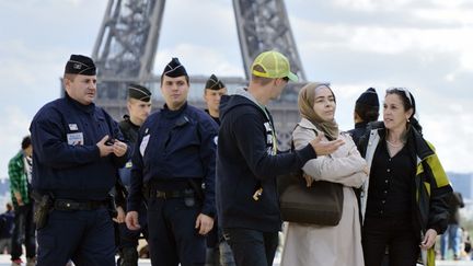 Un important dispositif policier a &eacute;t&eacute; d&eacute;ploy&eacute; samedi 22 septembre, place du Trocad&eacute;ro, &agrave; Paris.&nbsp; (ERIC FEFERBERG / AFP)