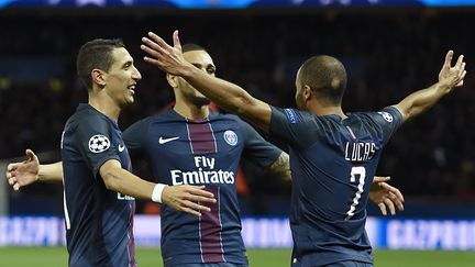 Lucas Moura (à droite) célèbre son but avec ses co-équipiers du PSG, le 19 octobre 2016 au Parc des Princes. (MIGUEL MEDINA / AFP)